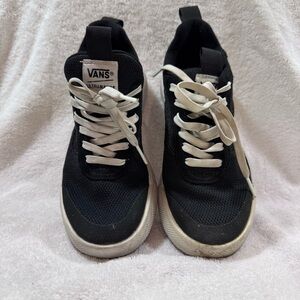 Vans Black and White Sneakers Classic UltraRange Low-Top Design